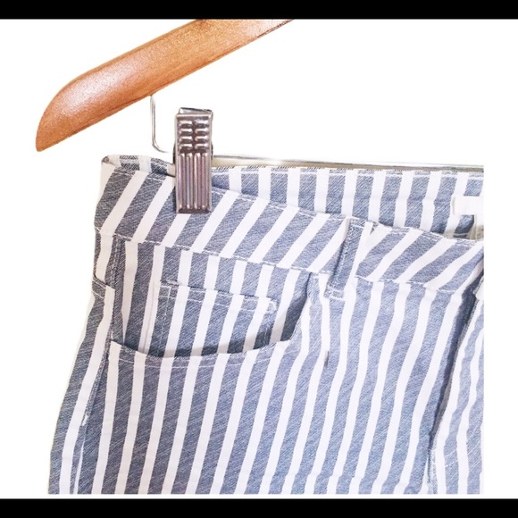 NWT H&M Chambray Pinstripe Shorts With Pockets Blue/Ivory Size 6/36 - Picture 3 of 8